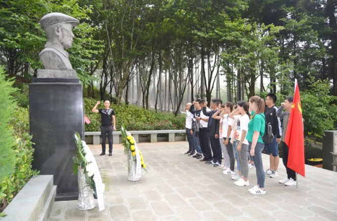 中共保山安利醫(yī)院有限責(zé)任公司支部委員會(huì)開展“不忘初心，牢記使命”愛國主義專題教育活動(dòng)