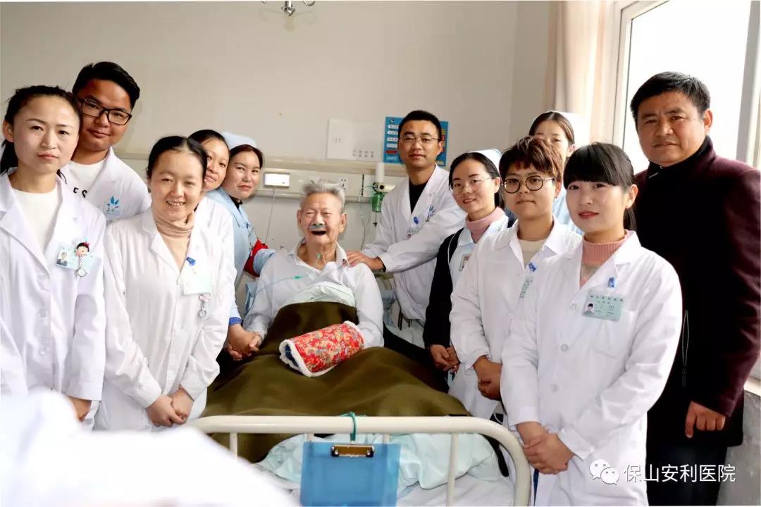 97歲八路老戰(zhàn)士身患多種疾病，常年住院視醫(yī)院為家，醫(yī)護(hù)為親人