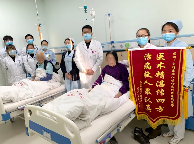 溫暖的陪伴、細(xì)心的照顧，兩位老人感恩贈錦旗！