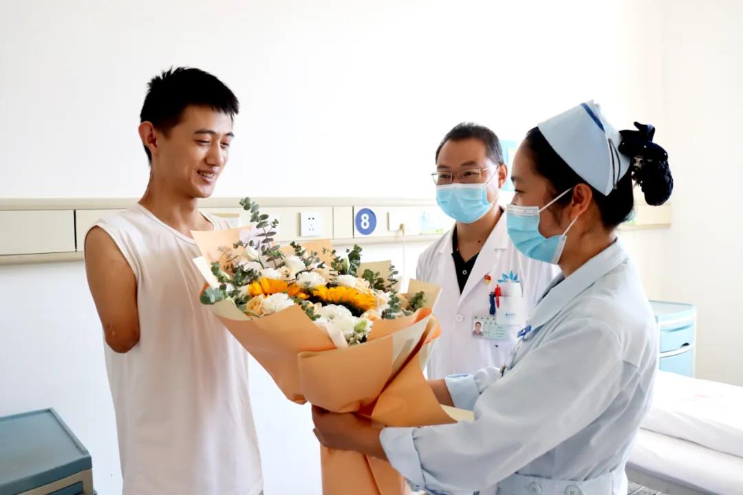 【保山安利醫(yī)院】雖然失去了雙臂，但他用堅(jiān)強(qiáng)、樂(lè)觀的態(tài)度讓生活充滿陽(yáng)光！