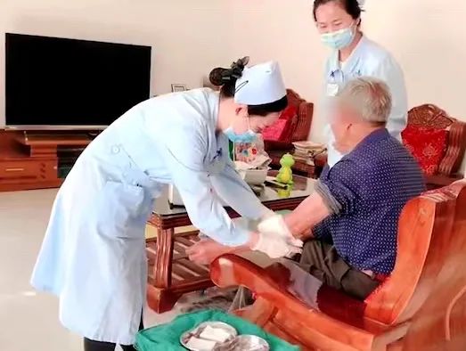 【保山安利醫(yī)院】82歲爺爺與老伴居家，在院手術后換藥不便，居家護理上門服務解難題