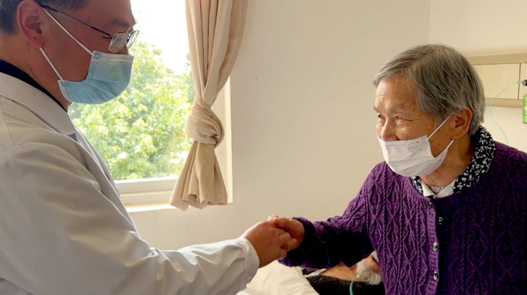 【保山安利醫(yī)院】百歲老人15年后再次到院做手術(shù)，老伴深表謝意“感謝你們給了他第二次生命”！