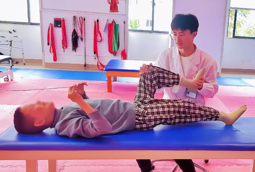 西藏12歲腦癱女孩千里求醫(yī)，綜合康復(fù)治療顯成效